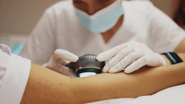 Dermatologo Guarda Pelle Paziente Filmati Alta Qualità — Video Stock