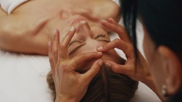 Massagem Cabeça Mestre Massageia Rosto Das Mulheres Imagens Alta Qualidade — Vídeo de Stock