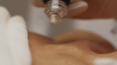 Profesyonel bir kozmetikçi, bir kadına su birikintisi yapar. Cilt bakımı. Yüksek kalite 4k görüntü