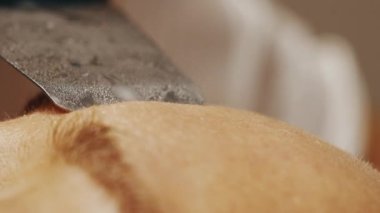 Alnındaki derinin ultrasonik temizliği. Yakın çekim video, makro. Yüksek kalite 4k görüntü