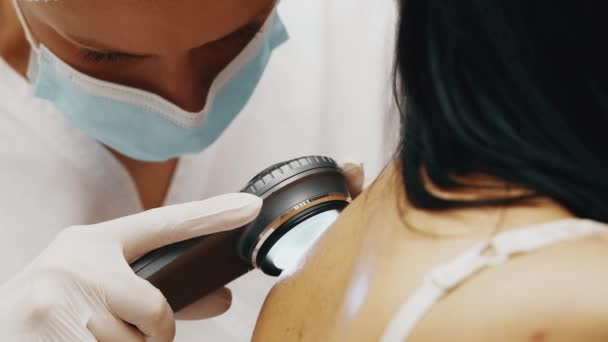 Zbliżenie Dermatologa Sprawdzającego Znamię Kobiety Wysokiej Jakości Materiał — Wideo stockowe