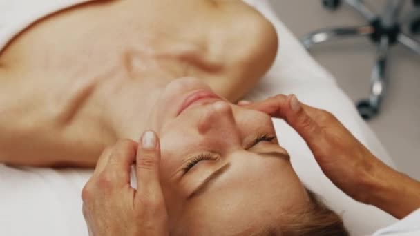 Una Giovane Donna Riceve Massaggio Facciale Estetista Cura Della Pelle — Video Stock