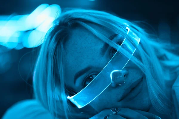 Young Woman Puts Neon Virtual Reality Glasses High Quality Photo — Stok fotoğraf