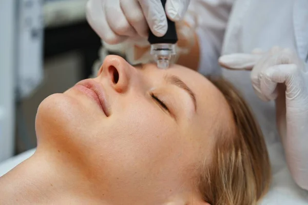 Eine Kosmetikerin Führt Einem Schönheitssalon Hydropiling Durch Hautpflege Hochwertiges Foto — Stockfoto