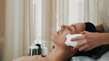 Usta titreşimli bir aletle yüze masaj yapıyor. Yüksek kalite 4k görüntü