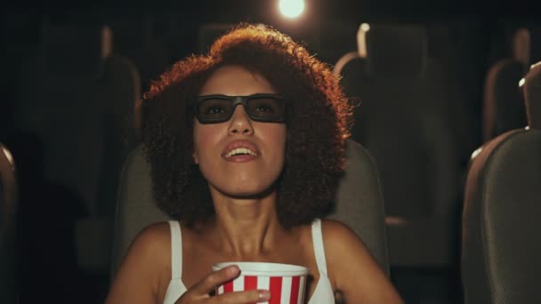 Jeune Femme Portant Des Lunettes Manger Pop Corn Regarder Film — Video