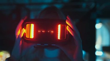 Sanal dünyaya dalmak. Oyunlar için neon 3D gözlükler. NFT ve yeni teknolojiler. Yüksek kalite 4k görüntü