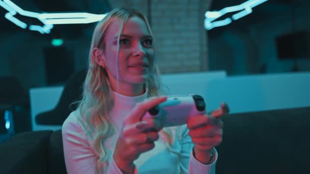 Een Jonge Vrouw Speelt Een Console Een Kamer Met Neonverlichting — Stockvideo