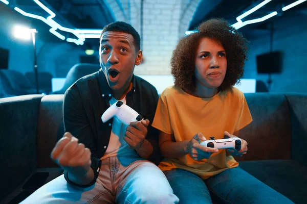 Adam oyunu kazandı. Arkadaşı üzgün. Yüksek kalite fotoğraf