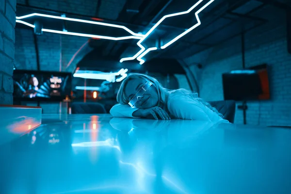 Neon Kék Fény Esik Egy Fiatal Visel Futurisztikus Üveg Kiváló — Stock Fotó