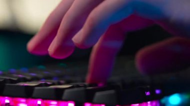 Profesyonel bir e-sporcu oyunlar oynar. Kılık değiştirmiş Hacker. Yumuşak odaklanma. Yüksek kalite fotoğraf