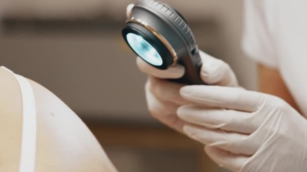 皮肤科医生检查病人的皮肤 高质量的4K镜头 — 图库视频影像