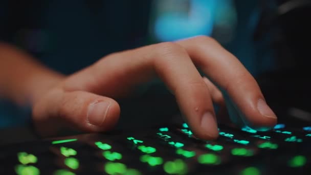 Seorang Profesional Olahragawan Memainkan Permainan Hacker Incognito Fokus Yang Lembut — Stok Video