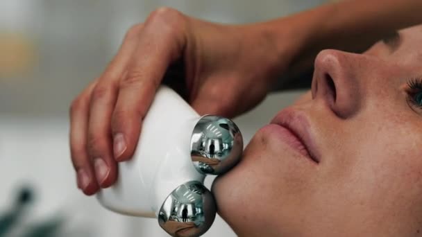 Massage Facial Aide Gadgets Maître Effectue Une Procédure Soin Peau — Video