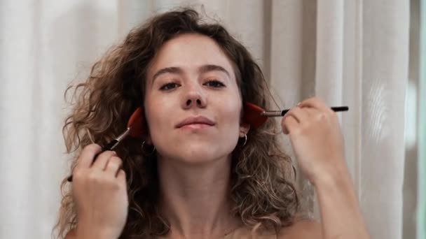 Masaje Facial Con Cepillos Cuidado Piel Las Mujeres Imágenes Alta — Vídeo de stock
