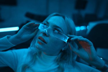 Neon gözlüklü genç bir kadın. Siber punk tarzı. Yüksek kalite fotoğraf