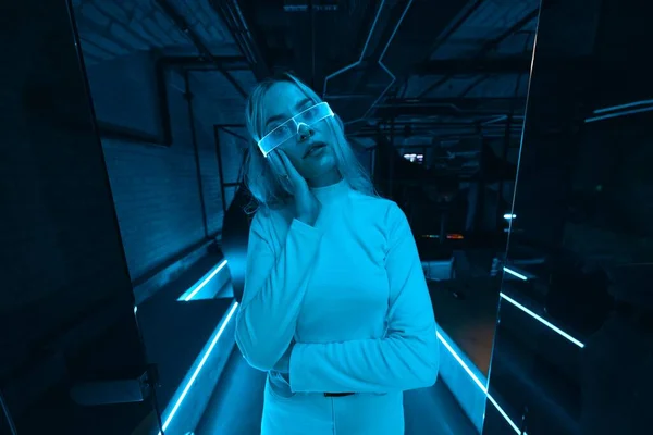 Mujer Joven Con Gafas Neón Estilo Cyberpunk Foto Alta Calidad —  Fotos de Stock