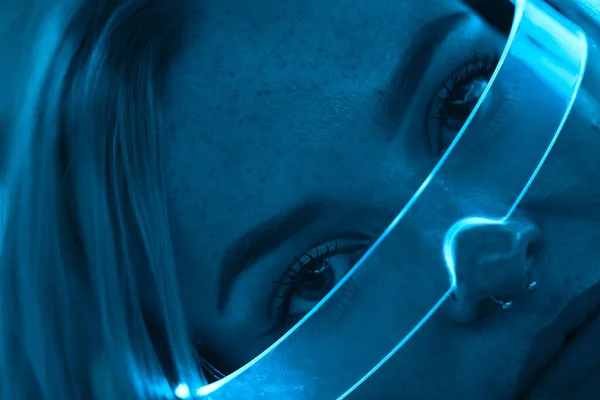 Giovane Donna Con Gli Occhiali Neon Stile Cyberpunk Foto Alta — Foto Stock