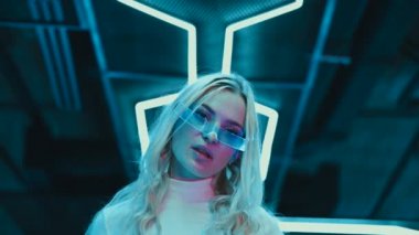 Neon gözlüklü genç bir kadın. Siber punk tarzı. Yüksek kalite 4k görüntü