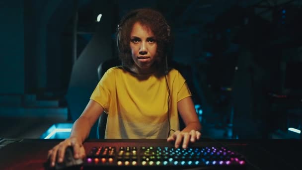 Una Giovane Giocatrice Comunica Con Suo Team Gioco Computer Filmati — Video Stock