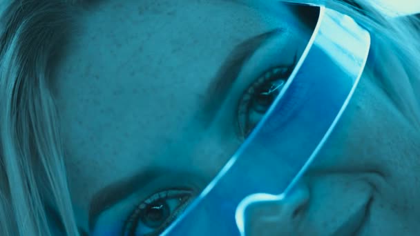 Mladá Žena Neonových Brýlích Kyberpunkový Styl Vysoce Kvalitní Záběry — Stock video