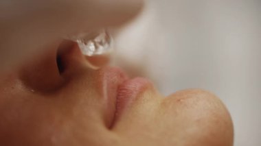 Deriyi serumla yıkayan bir aletle soyulan profesyonel bir yüz. Yüksek kalite 4k görüntü