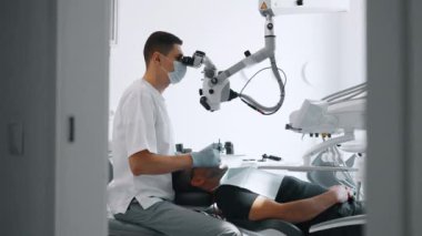 Dansçı dişleri tedavi eder. Yüksek kalite 4k görüntü