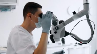 Dansçı dişleri tedavi eder. Yüksek kalite 4k görüntü