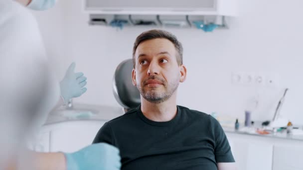 Dantist Θεραπεύει Δόντια Υψηλής Ποιότητας Πλάνα — Αρχείο Βίντεο
