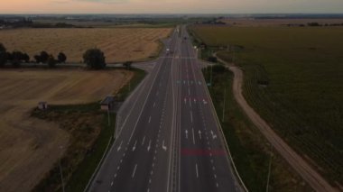 Kuş bakışı bir otoban. Yüksek kalite 4k görüntü