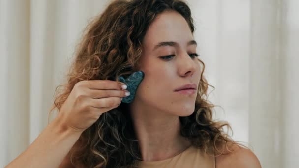 Жінка Робить Гуаш Масаж Обличчя Високоякісні Кадри — стокове відео