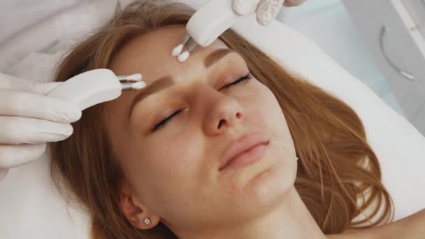 여성의 얼굴을 전문적으로 전류로 치료를 고품질 — 비디오