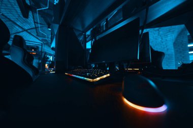 Neon klavyeli oyun bilgisayarı hariç. Yüksek kalite fotoğraf