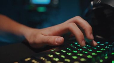 Oyuncuların eli klavyede. Yüksek kalite 4k görüntü