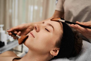 Fırçalı yüz masajı. Yüksek kalite fotoğraf