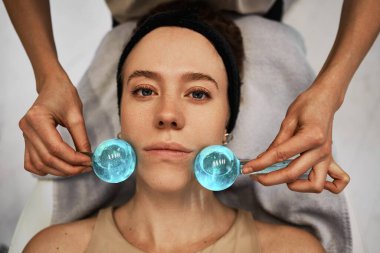 Soğuk kürelerle yüz masajı. Yüksek kalite fotoğraf