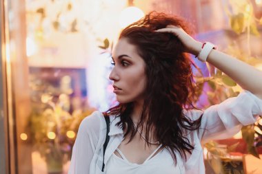 Neon bir şehirde kadın portresi. Yüksek kalite fotoğraf