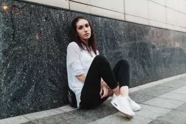 Neon bir şehirde kadın portresi. Yüksek kalite fotoğraf