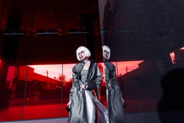 Gelecekçi tarzı. Siberpunk kadın. Yüksek kalite fotoğraf