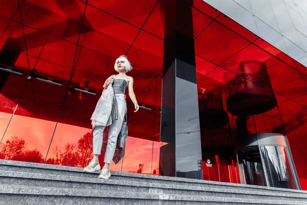 Kırmızı arka planda şık bir sarışın. Yüksek kalite fotoğraf