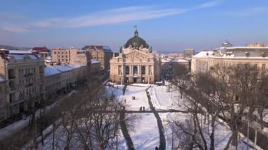 Kışın güneşli bir günde opera binasının havadan görünüşü