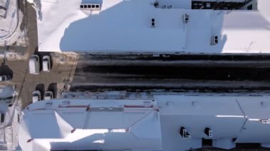 Karlı şehir caddesindeki trafiğin hava görüntüsü