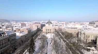 Eski opera binasıyla şehir meydanının havadan görünüşü