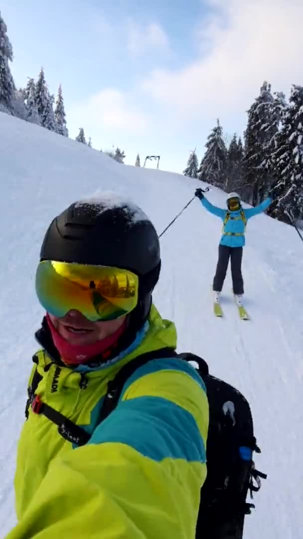 Casal esqui por montanhas declive tiro selfie — Vídeo de Stock