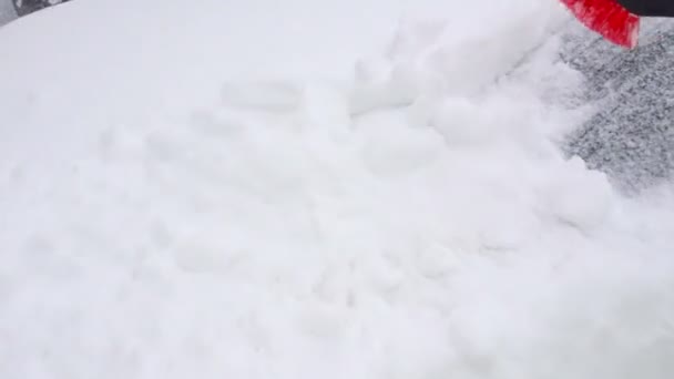 Čištění auta sněhu se štětcem — Stock video