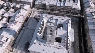 Güneşli kış gününde şehir merkezinin hava manzarası