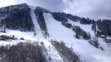 Kışın kayak merkezinin panoramik dağlarının havadan görünüşü