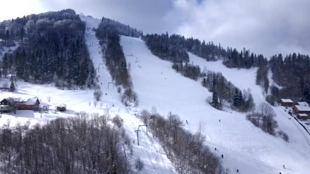 冬季滑雪场全景山脉鸟瞰 — 图库视频影像