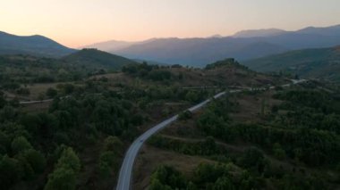 Yunan dağ yolunda giden SUV 'un hava manzarası