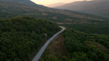 Yunan dağ yolunda giden SUV 'un hava manzarası